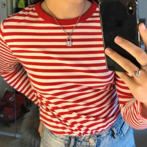  - Randig tröja från h&m, använd ett fåtal gånger för att ha under t-shirts, mycket fint skick. 70kr inkl frakt. Har också en i svart/vit till salu i min profil. Kan sälja två för 110!
