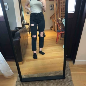  - Jättesnygga jeans från River Island i London, skön passform och håller formen i tvätten. Passar mig som är ca 170 cm lång och brukar ha medium i byxor. Möta upp i Umeå eller så skickar jag men köparen står för frakten☺️