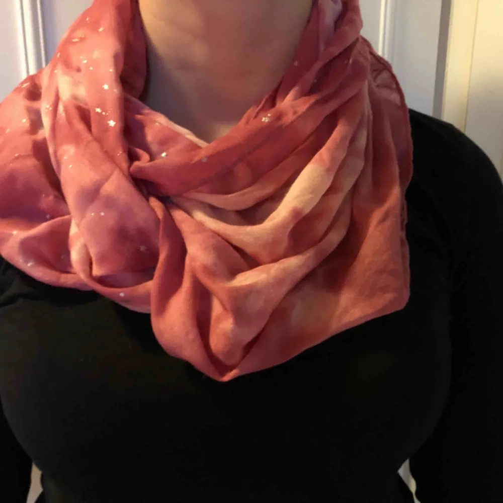 Otroligt skön tubascarf i fina rosa nyanser med silverdetaljer! . Accessoarer.