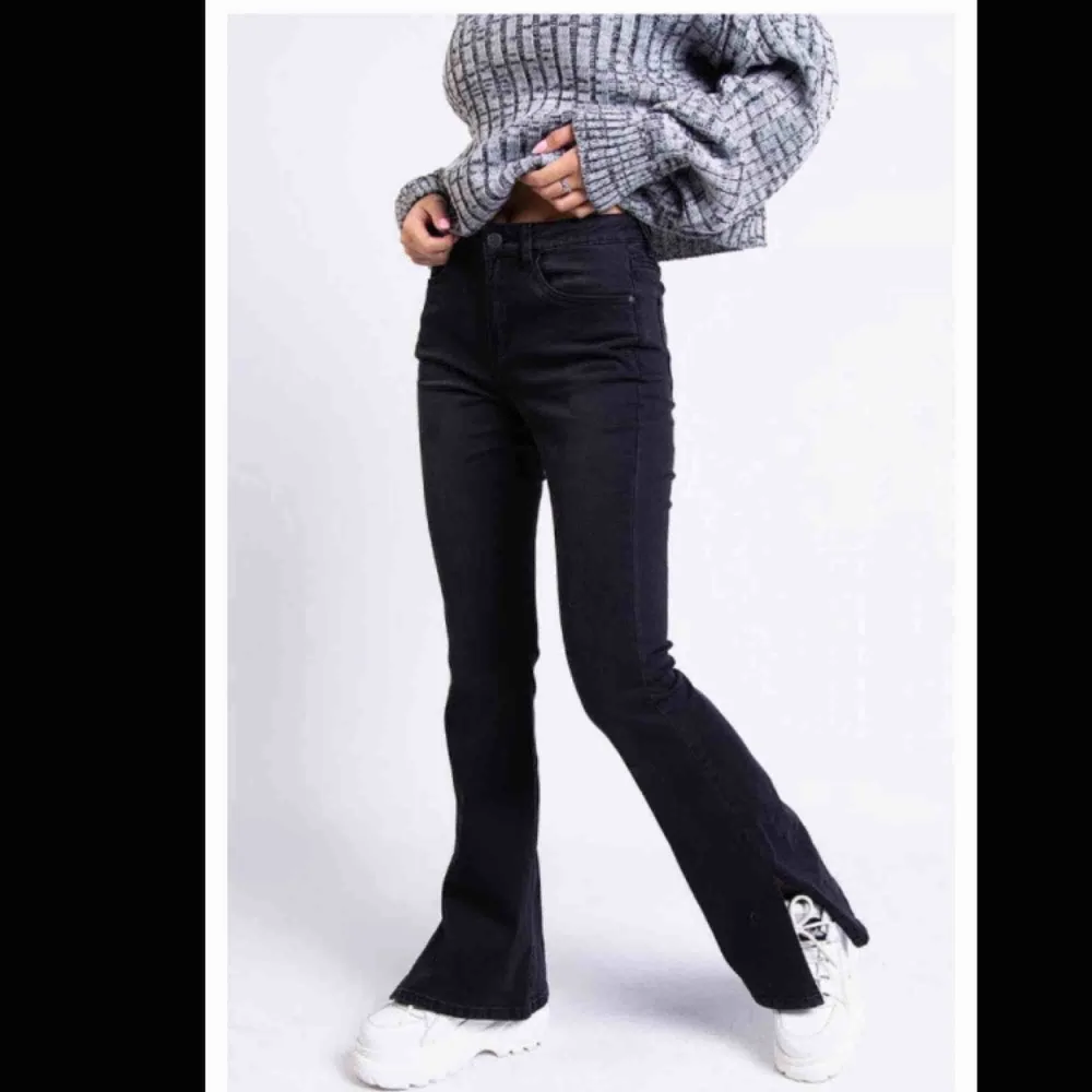 Ett par as snygga svarta jeans med slits, de är i storlek S sitter bra på mig som är 170😁 helt slutsålda! Lånade bilder💕. Jeans & Byxor.