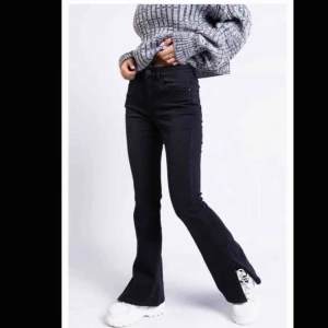  - Ett par as snygga svarta jeans med slits, de är i storlek S sitter bra på mig som är 170😁 helt slutsålda! Lånade bilder💕