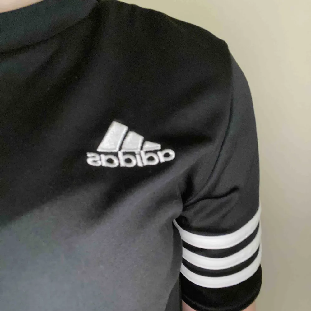 Adidaströja som man kan träna i och ha till vardags. Jag tror att det är barnstorlek men passar xs-s. Vill gärna frakta. T-shirts.