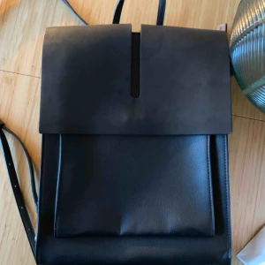  - Säljer min kära Carin wester ryggsäck då den tyvärr inte kommit till användning. Endast anständig ca 2 gånger så är i fint skick. Kan mötas upp i jönköping eller frakta. 