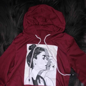 - Hej säljer min röda hoodie ifrån Shein. Använd en gång. Storleken är S men skulle nog mer säga XS. Köparen står för frakt   Vid frågor eller fler bilder hör av er<33
