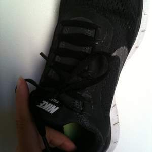 Säljer mina nästan oanvända Nike Free pga för liten storlek :( Svarta med grå logga.