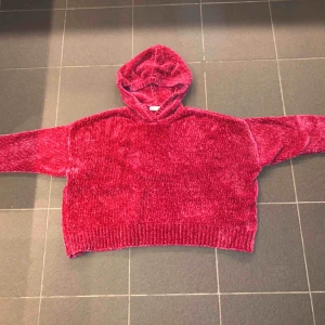  - Supermysig kofta med luva. Lite oversized och kortare i midjan. Knappt använd så den är som ny! Lite dålig färg på bilden men den är ceriserosa.