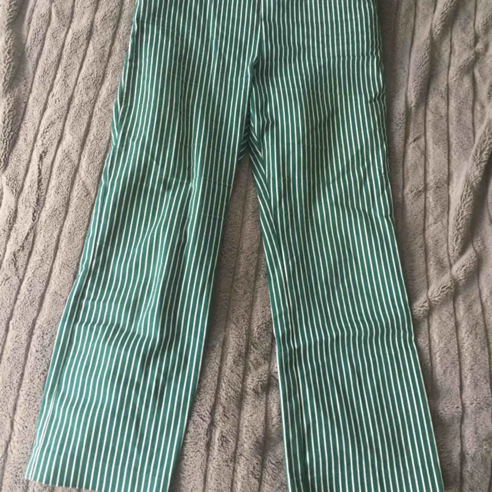 Unika randiga kostymbyxor! Perfekt skick. Säljer då de aldrig kommer till användning :( Jättesköna och av stretchigare material. Jeans & Byxor.