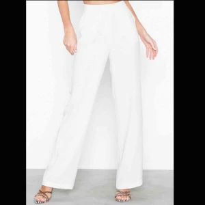  - Ett par helt nya supersnygga vita kostymbyxor ifrån Nelly. Köpta för några månader sen. Skulle säga att den är mer i storlek 40 än 42. 