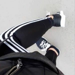  - Adidas tränings tights . Helt ok skick i övrigt , saknar lite av trycket på logan . Har två hål på insidan av fodret eftersom jag försökte sy in en resår men misslyckad. Hålen syns inte när man har på sig dem!!Nypris ~500kr Säljes 50kr + frakt 42kr