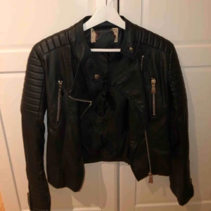  - Tuff skinnjacka från Chiquelle. Klippte bort lappen med storleken då jag köpte den av någon anledning:) men den skaver inte eller så!! Frakt ingår ej