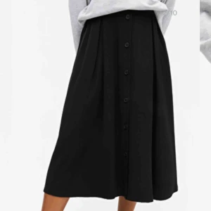  - Monki Pleated Midi Skirt i XS. Endast använd ett fåtal gånger - i perfekt skick! Säljer då den är lite trång i midjan på mig. Upphämtas i GBG annars skickar jag gärna. Frakt tillkommer! 