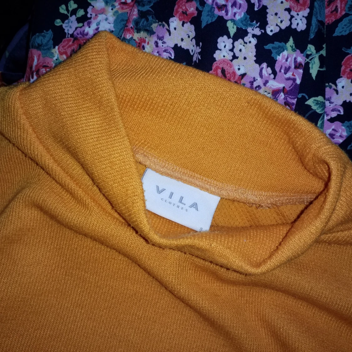 Orange tröja med detaljer - 91