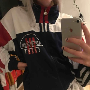  - Skitsnygg vintage adidas kofta i storlek M,den är i använt skick men inga fel på den.