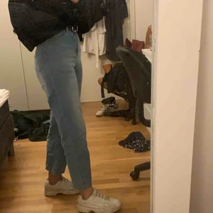  - Snygga jeans från Lindex! Lite korta för mig som är ca 1,65  Använda fåtal gånger.  Klippt av dom själv där nere 