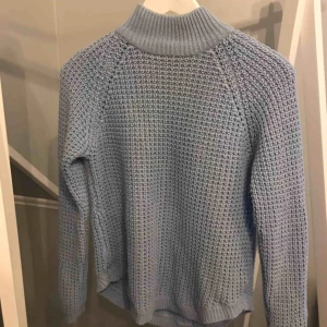  - Säljer denna snygga stickade polotröja ifrån Gina Tricot💖 Den är använd 2-4 gånger! Köparen står för frakten!!