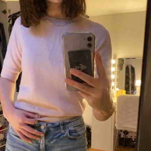  - Stickad T-shirt i Kashmir, helt oanvänd med prislappar kvar! Sitter som en xs/s