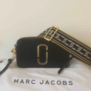  - Marc Jacobs Snapshot bag, köpt i New York sommaren 2018 men använd bara några fåtal gånger. Inköpspris - 3050kr inklusive skatt. Färgen heter BLACK/RED. Kvitto finns på begäran. Köparen betalar frakt :) 