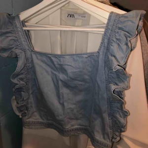  - Cool och söt topp från nakd. Aldrig använd! I jeans material. 