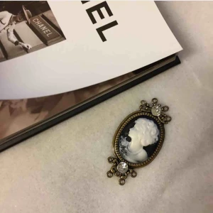  - Platt på baksidan men går tex. Att pyssla om till vilket smycke som helst! Frakten kommer på 11kr. Prutat och klart. 