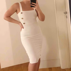  - Vit klänning med knappdetaljer och slits 