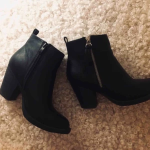  - Svarta skor. Använt fåtal ggr. Köparen står för frakt