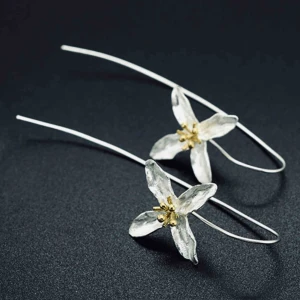  - VINTAGESTIL ETT PAR  VACKRA DROPPÖRHÄNGEN SILVERÖRHÄNGEN STÄPEL I 925.  LEVERAS I EN GLITTRIG GULD ELLER SILVER TYGETUIET SE BILDERNA. BJUDER SJÄLVKLART PÅ ETUIET Å PORTOT. 