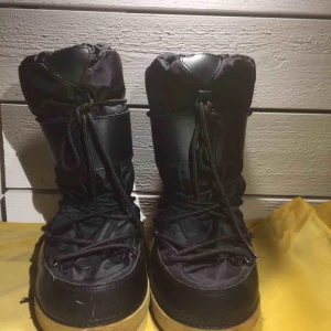  - Belle snöskor Står stlk 35-37, men tycker det är 36 Supersöta ich vill man kan man byta ut snöret mot nån annan förg
