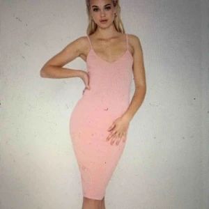  - Fin figurnära rosa klänning