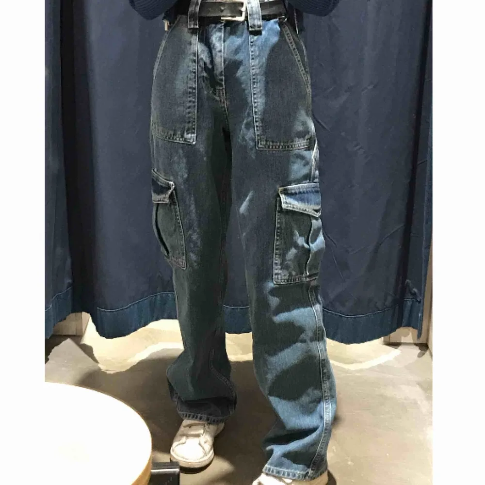 jeans köpta på Urban outfitters för 800kr !! I perfekt skick förutom att de är lite slitna längs ner då de är för långa på mig och har skrapats mot marken, men ingen man tänker på. . Jeans & Byxor.