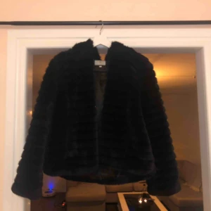  - Inköpt förra vintern och endast använd en säsong. Väldigt mysig och är i fint skick. Kommer ifrån butiken flash och nypris var 800kr.