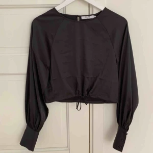  - Helt oanvänd fin blus från NA-KD. Snörning i midjan & knappar på armarna 