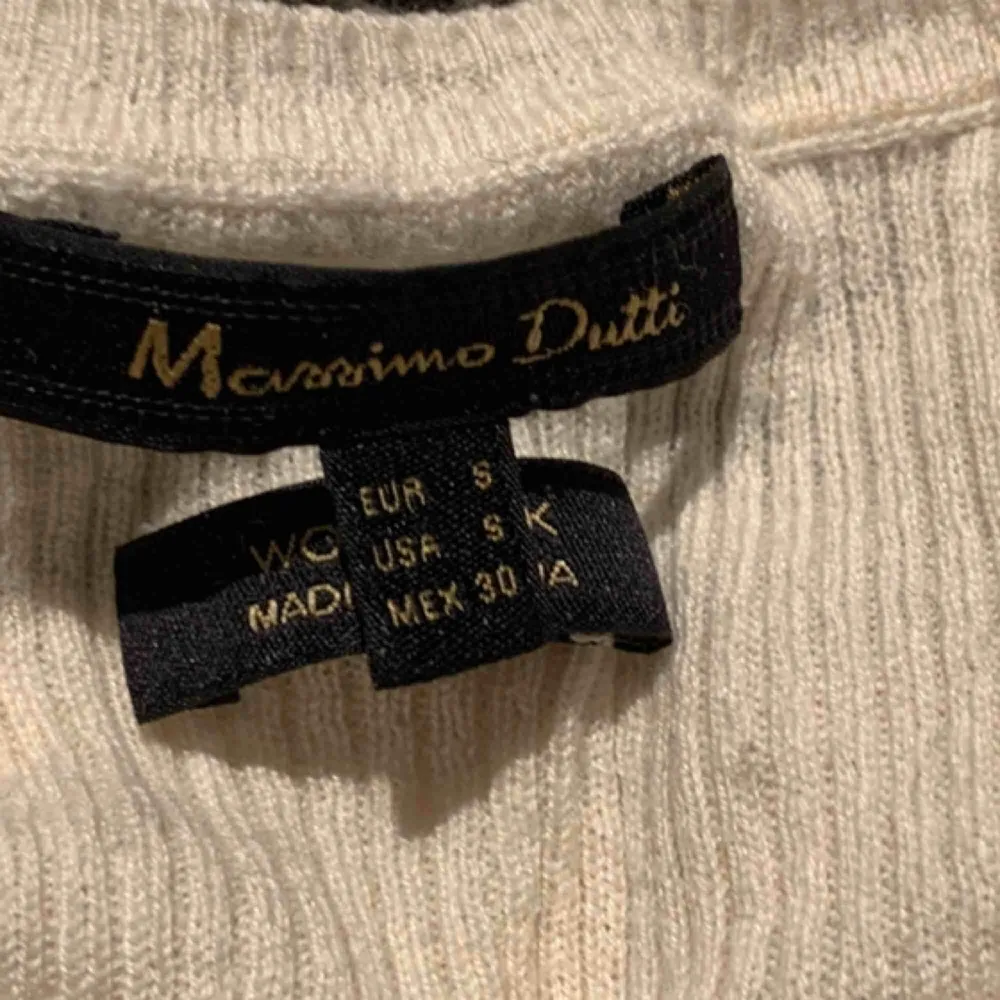 Fin ribbad tröja från Massimo Dutti, tyget är tunt samtidigt inte genomskinligt. Sitter som en stor xs/s. Tröjor & Koftor.