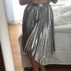  - Assss snygg kjol från Bershka köpt i somras. Metallisk/silver färg som reflekterar fint (som ni ser) i solen. Dragkedja i sidan