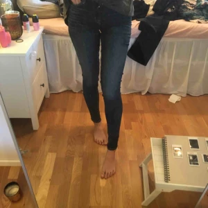  - Snygga Crocker jeans som jag endast användt ett få tal gånger så dem är i väl skick! Säljer på grund av för små i storleken!!  Kostat 700kr säljer för 99kr exklusive frakt!