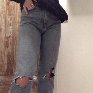  - Säljer mina fina byxor från zara med hål i pga att dom it kommer till användning längre💞💞