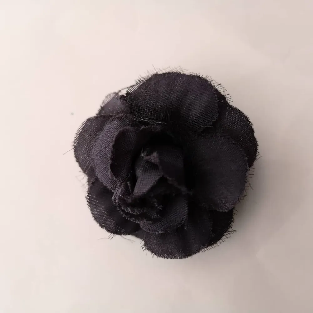 Hårklämma med en fin svart blomma, lite sliten med ändå i gott skick. . Accessoarer.