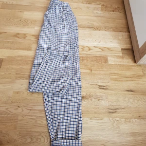 trousers  - Byxor från H&M, i bra skick, använda like en gång. frakt tillkommer på 63kr