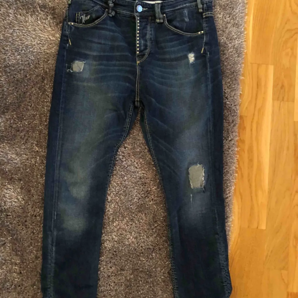 Jeans från JFour, Australia  Stl. 27 Nypris ca. 2500 kr Säljer för 300 kr(knappt använd, som ny)  📬Kan skickas mot fraktkostnad  . Jeans & Byxor.
