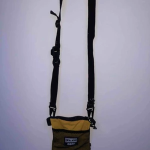  - en snygg obeyväska från carlings som inte används, köptes för typ ett halvår sen. den har tyvärr gått av vid bandet så jag har lagat den med säkerhetsnålar men annars är den hel :) köparen står för frakt eller möts upp i sthlm.