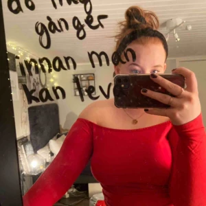  - Off shoulder topp från Nelly.com 