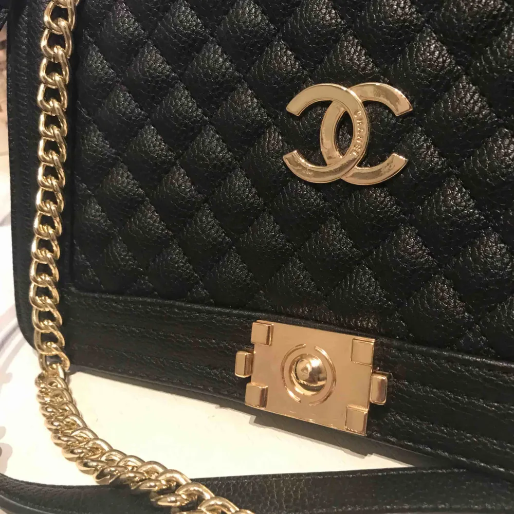 Chanel väska fin kopia , aldrig använd . Accessoarer.
