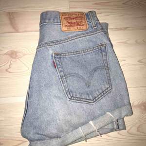 Skit snygga Levis jeans shorts som jag köpte i somras dock försmå för mina lår nu :(  Nypris: 450 säljer för:100  Frakten står köparen för om du inte kan möttas upp :)