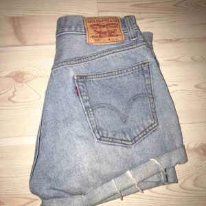  - Skit snygga Levis jeans shorts som jag köpte i somras dock försmå för mina lår nu :(  Nypris: 450 säljer för:100  Frakten står köparen för om du inte kan möttas upp :)