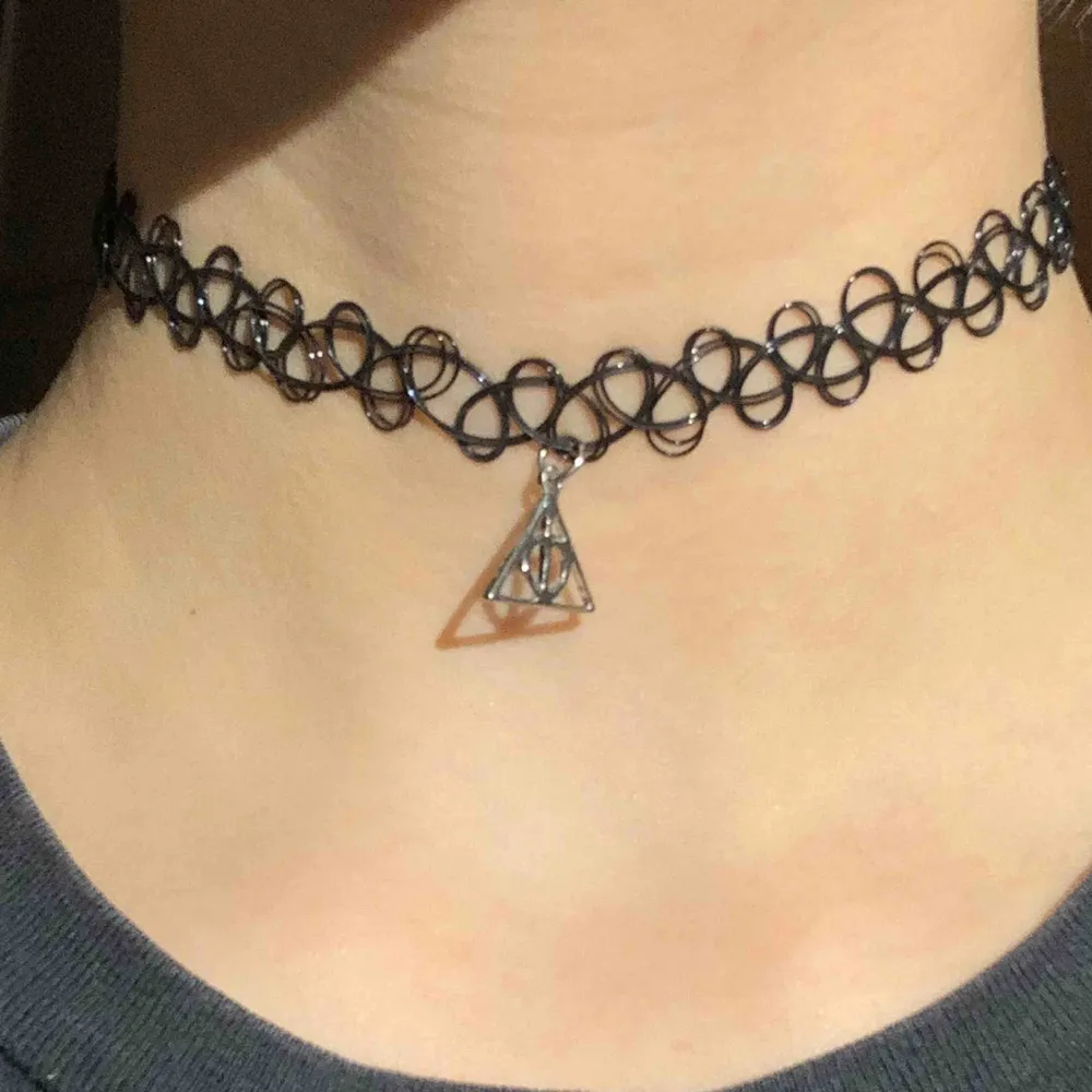 Choker med den där harry potter symbolen på haha minns inte vad den heter. Frakt ingår men kan mötas upp i Karlskoga/Örebro. Accessoarer.