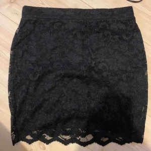  - Fin svart spetskjol i fint skick, använd fåtal gånger. Är storlek S men skulle säga mer M/L. Frakt tillkommer på 44kr  
