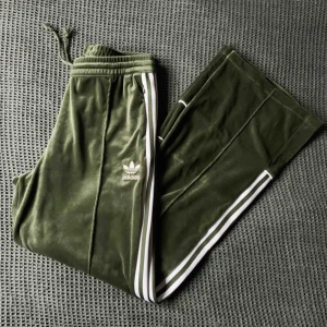  - Supersköna Adidas byxor i velour, endast testade aldrig använda. Vida ben, gröna med vita detaljer & dragkedjor i fickorna.  Nypris runt 700kr tror jag.