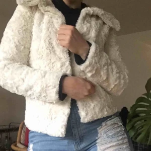  - Superfin jacka som jag säljer då den är för liten för mig. Fodret i fickan och vid ena ärmen har lagats, men är inget som syns på utsidan såklart.  +88 för frakt