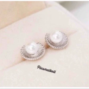  - VINTAGE MEGA FYND SILVERPLÄTERADE NÄTTA SNÄCK ÖRHÄNGEN MED SYNTETISKA SÖTVATTENS PÄRLOR TOPPSKICK BLANKA BJUDER PÅ PORTOT 