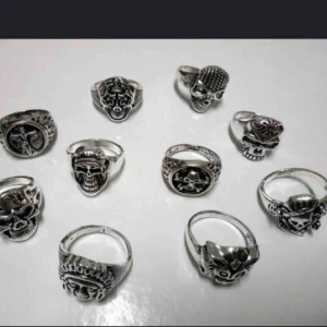  - Säljer massor utav olika ringar, halsband och armband i sterling silver! Ring: 150kr halband: 100kr Armband: 200kr  Mer produkter finns på instagram @nearbyjewellery, lm ni är intresserade så skriv här eller på insta dm!