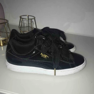 Glansiga pumaskor - Glansiga pumaskor, fint skick, endast använda fåtal gånger pga de tyvärr är för små för mig:/